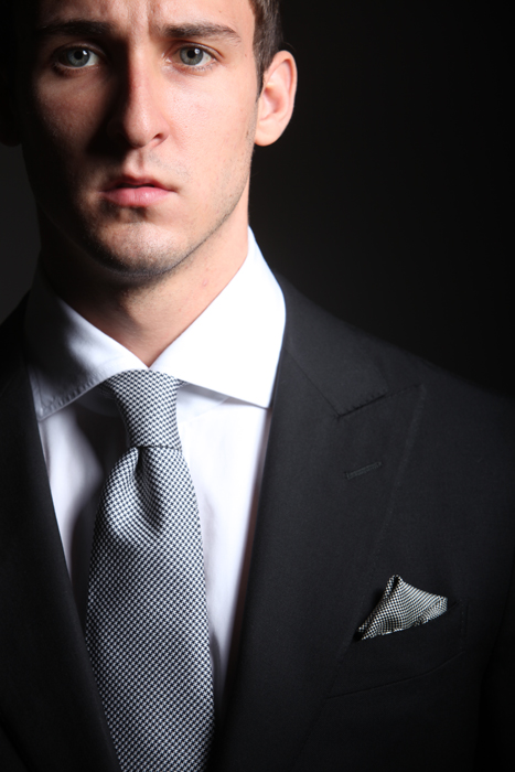 klasszikus elegancia, fekete öltöny, fehér cápa galléros ing, pepita nyakkendővel